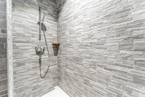 Douche, séchoir à cheveux, serviettes fournies