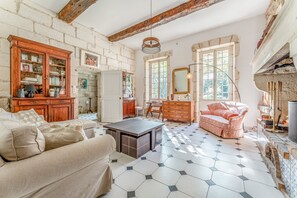 TV - Room “Liam” with Shared Pool, Communal Garden and Wi-Fi (Saint-Rémy-de-Provence)