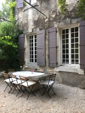 Outdoor dining - Room “Sacha” with Shared Pool, Communal Garden and Wi-Fi (Saint-Rémy-de-Provence)