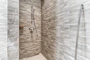 Shower, hair dryer, towels - Room “Sacha” with Shared Pool, Communal Garden and Wi-Fi (Saint-Rémy-de-Provence)
