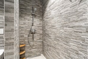 Shower, hair dryer, towels - “Steven” Room with Shared Pool, Shared Garden, and Wi-Fi (Saint-Rémy-de-Provence)