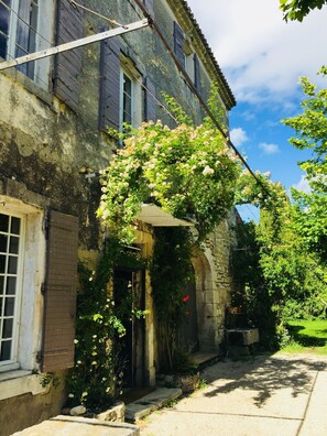 Exterior - “Steven” Room with Shared Pool, Shared Garden, and Wi-Fi (Saint-Rémy-de-Provence)