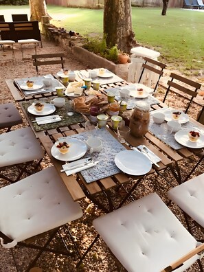 Outdoor dining - “Steven” Room with Shared Pool, Shared Garden, and Wi-Fi (Saint-Rémy-de-Provence)