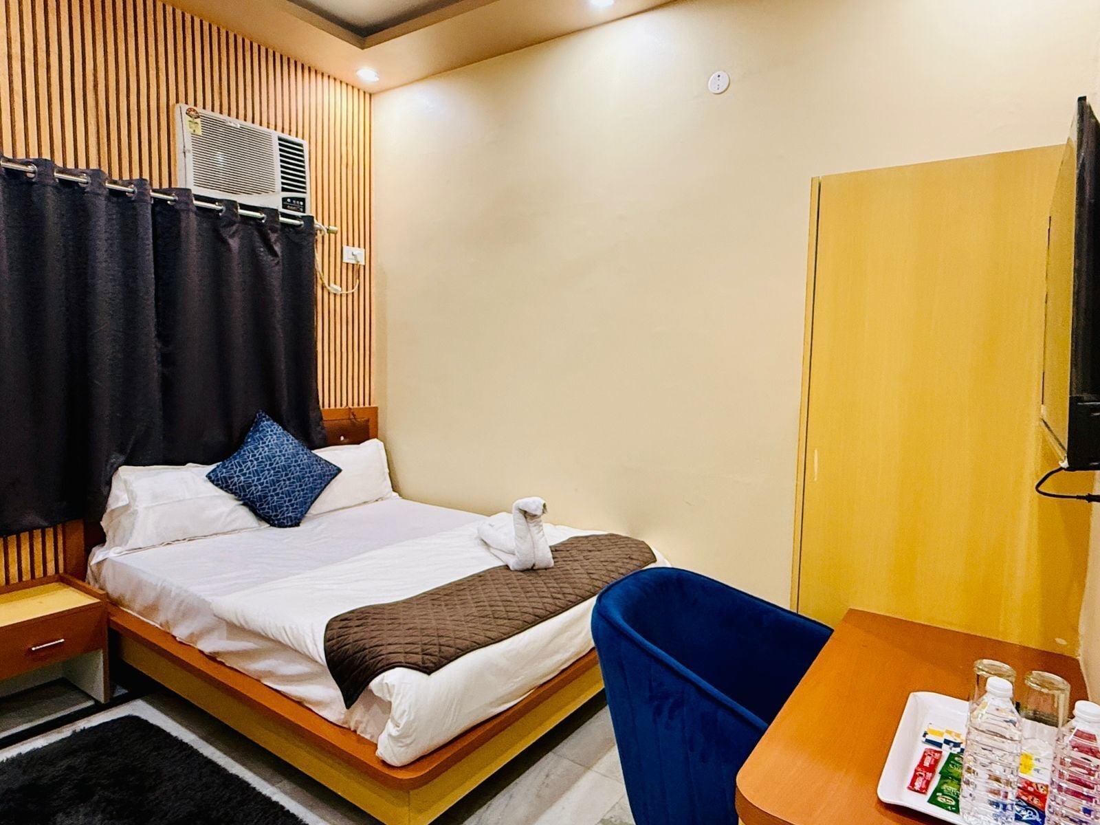 Quarto casal luxo | Escrivaninha, espaço de trabalho para notebook, Wi-Fi de cortesia