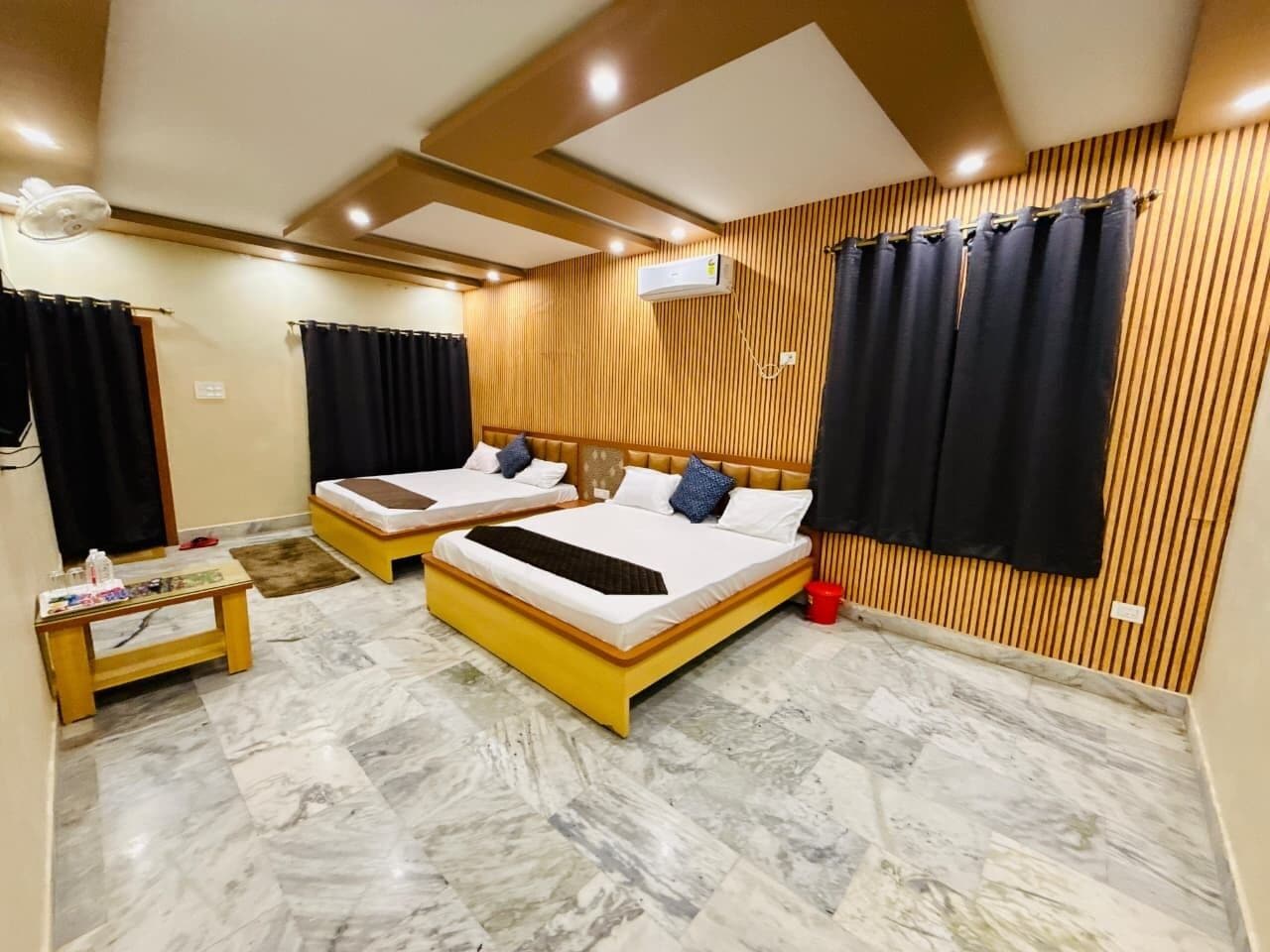 Family Room | Desk, laptop workspace, free WiFi