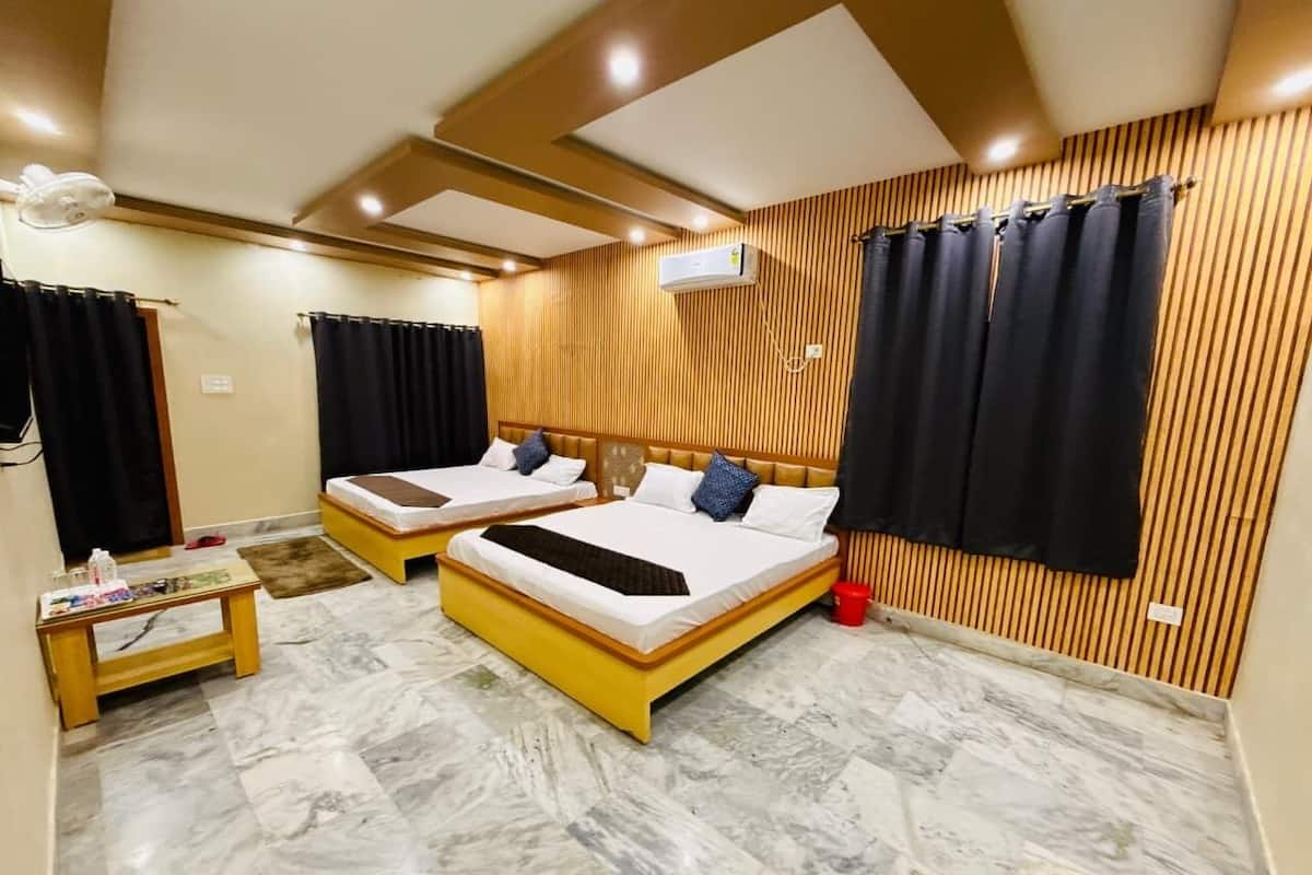 Family Room | Desk, laptop workspace, free WiFi