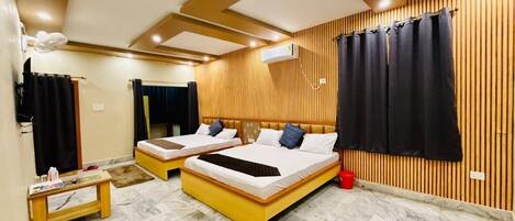 Family Room | Desk, laptop workspace, free WiFi