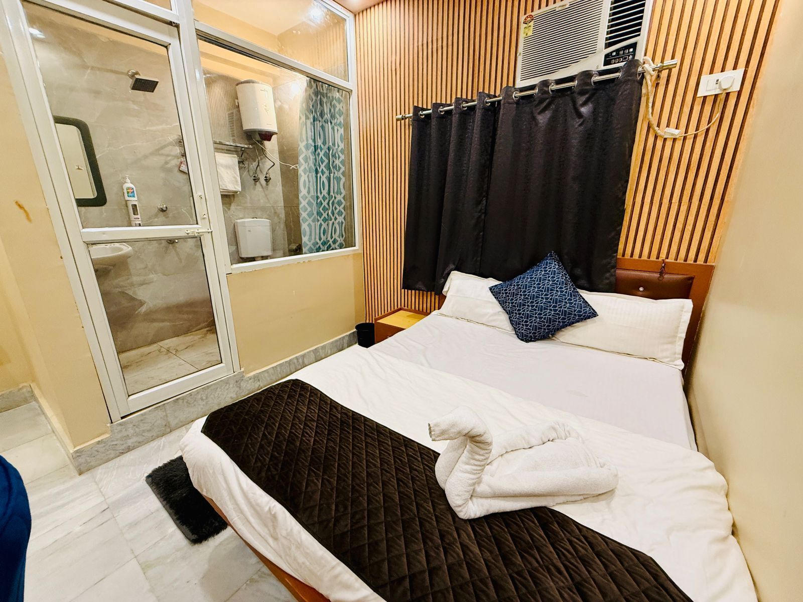 Deluxe Double Room | Desk, laptop workspace, free WiFi