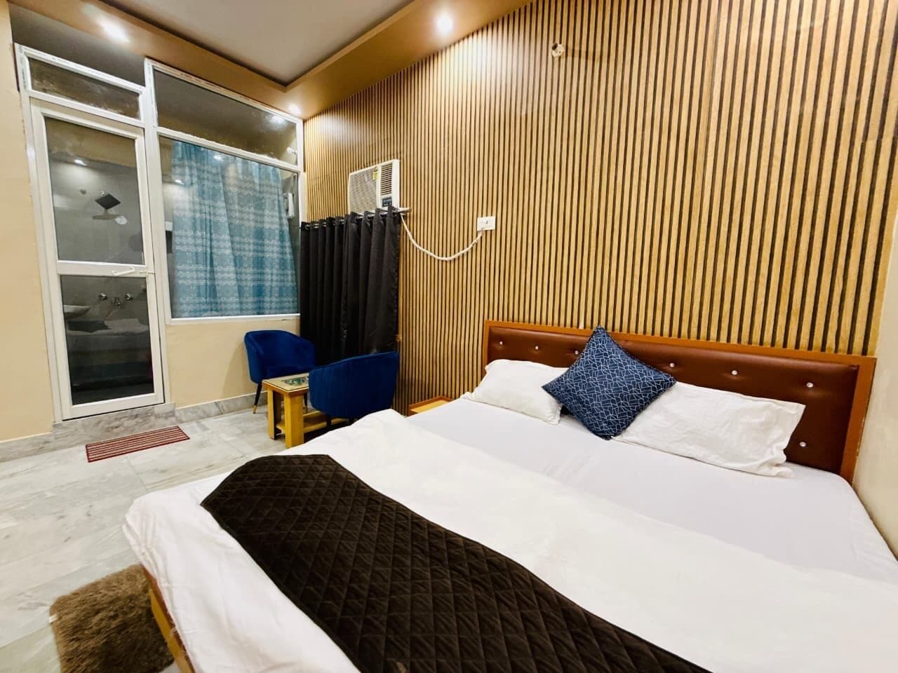 Bureau, espace de travail pour ordinateur portable, Wi-Fi gratuit