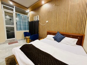 Bureau, espace de travail pour ordinateur portable, Wi-Fi gratuit