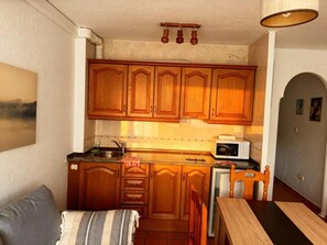Family Apartment, Smoking | Private kitchen - Apartamento 6 pax zona baja (Sierra Nevada)