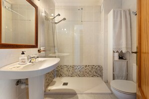 Shower, hair dryer, towels - Home Lanzarote (Playa Honda)