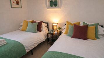 Cottage | 2 bedrooms, individually decorated, individually furnished, free WiFi