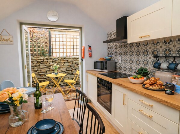 Cottage | Privékeuken | Een vaatwasser, kookgerei, borden en bestek