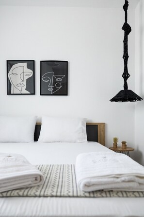 3 habitaciones, escritorio y tabla de planchar con plancha