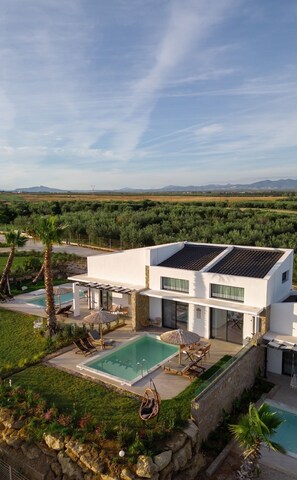 Exterior - 3 Bedroom Panoramic Villa:  Sea & Lagoon Views, BBQ – Flamingo View Paradise! (68MG+7VP Moudania, Grecja)