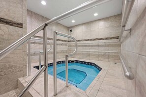 A heated pool - El Matador 515 by Alicia Hollis Rentals FREE TICKETS! $300/Day (FORT WALTON BEACH)