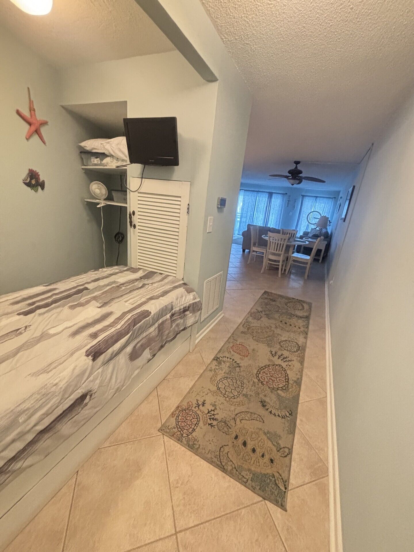 Tabla de planchar con plancha, wifi gratis y ropa de cama 