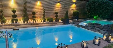 Alberca al aire libre y alberca climatizada