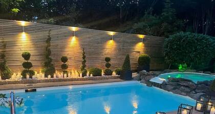 The Pool House
Luxury Self Contained 2 Bed Annex and office with pool