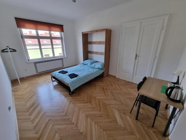 Desk, laptop workspace, iron/ironing board, free WiFi - Fantastic Inn Kraków - KR6 (Kraków)