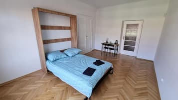 Quarto casal clássico, 1 cama de casal | Escrivaninha, espaço de trabalho para notebook