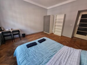 Desk, laptop workspace, iron/ironing board, free WiFi - Fantastic Inn Kraków - KR6 (Kraków)