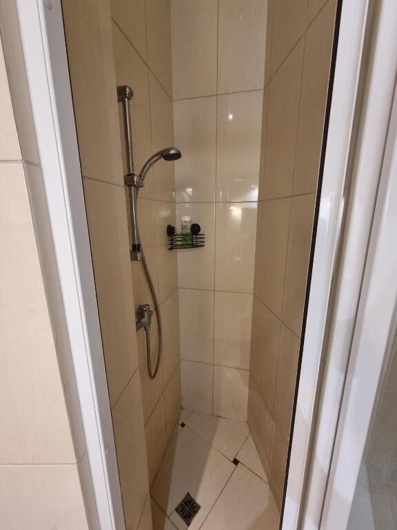 Secador de cabelo, toalhas de banho, sabonete, papel higiênico