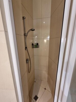 吹风机、毛巾、肥皂、卫生纸