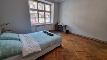 Quarto casal clássico, 1 cama de casal | Escrivaninha, espaço de trabalho para notebook