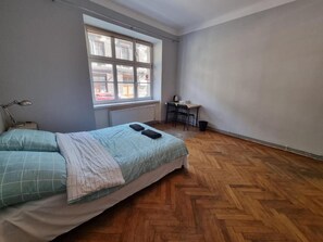 A bedroom with a bed, a desk, a chair, and a window. - Fantastic Inn Kraków - KR6 (Kraków)