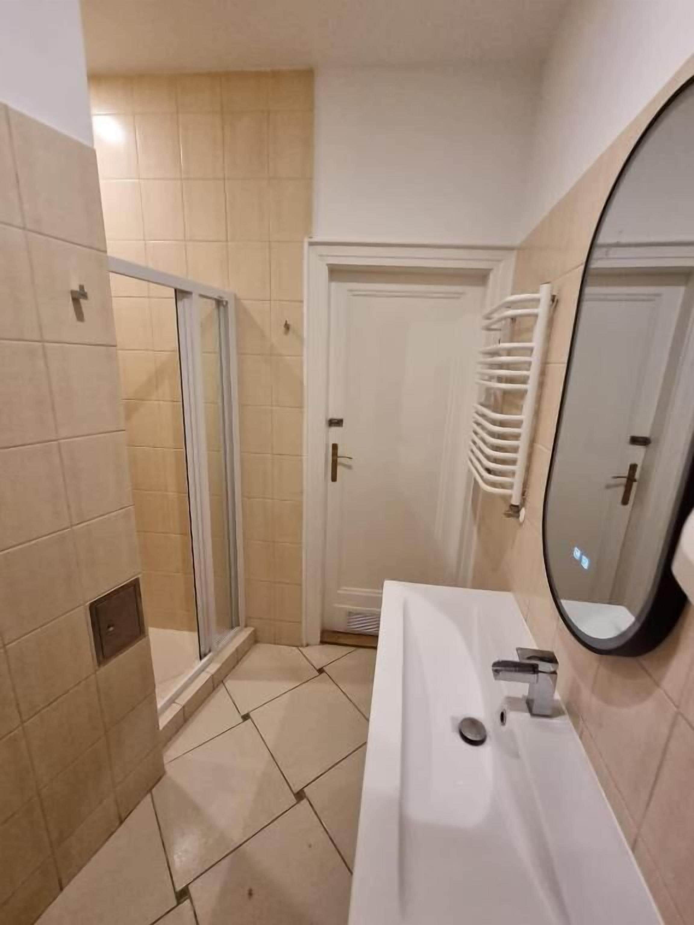 吹风机、毛巾、肥皂、卫生纸