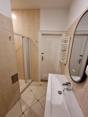 Hair dryer, towels, soap, toilet paper - Fantastic Inn Kraków - KR6 (Kraków)