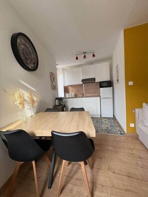 Fridge, microwave, stovetop, toaster - Apartment Place Delta Malo plage (Dunkirk)