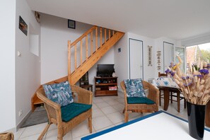 Interior - Holiday Home “La Mer - Les Gîtes de Kergolvan” with Private Terrace, Shared Garden & Wi-Fi (Locmariaquer)