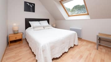 Tabla de planchar con plancha, wifi y ropa de cama