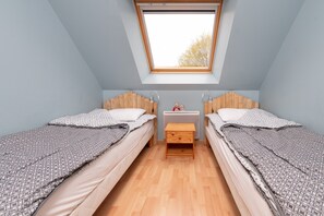 Tabla de planchar con plancha, wifi y ropa de cama 