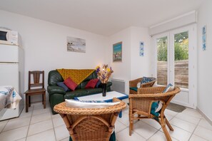 TV - Holiday Home “La Mer - Les Gîtes de Kergolvan” with Private Terrace, Shared Garden & Wi-Fi (Locmariaquer)