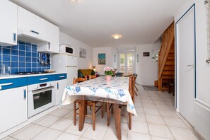 Fridge, microwave, oven, stovetop - Holiday Home “La Mer - Les Gîtes de Kergolvan” with Private Terrace, Shared Garden & Wi-Fi (Locmariaquer)