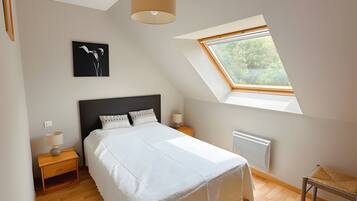 Een strijkplank/strijkijzer, wifi, beddengoed