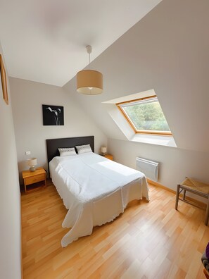 Een strijkplank/strijkijzer, wifi, beddengoed