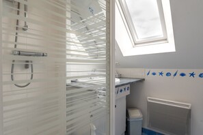 Shower, hair dryer - Holiday Home “La Mer - Les Gîtes de Kergolvan” with Private Terrace, Shared Garden & Wi-Fi (Locmariaquer)