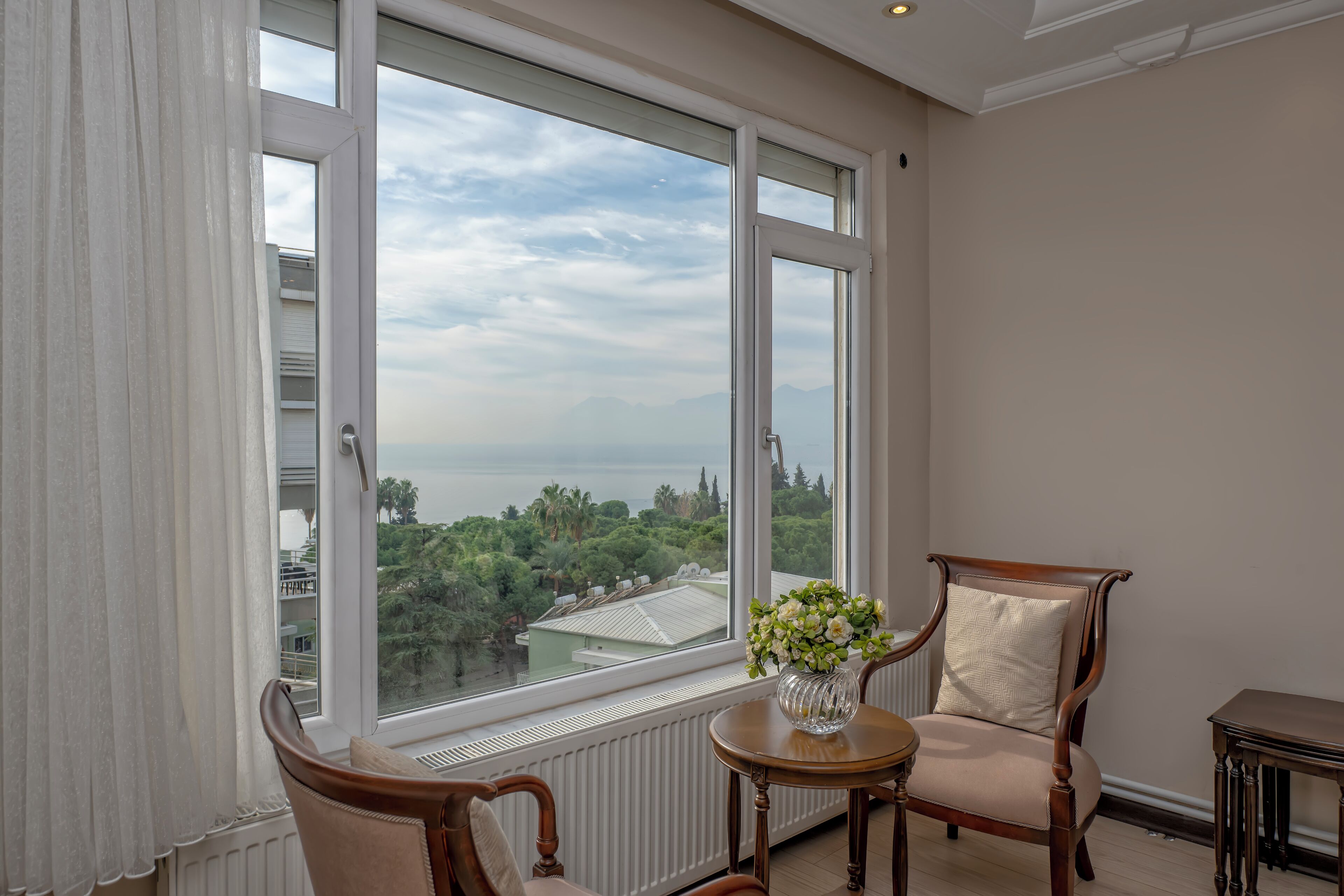 Royal appartement, 2 slaapkamers, 2 badkamers, uitzicht op zee | Woonruimte | Een 43-inch televisie met satellietzenders