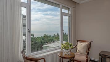 Royal-Apartment, 2 Schlafzimmer, 2 Bäder, Meerblick | Wohnbereich | 43-Zoll-Fernseher mit Satellitenempfang