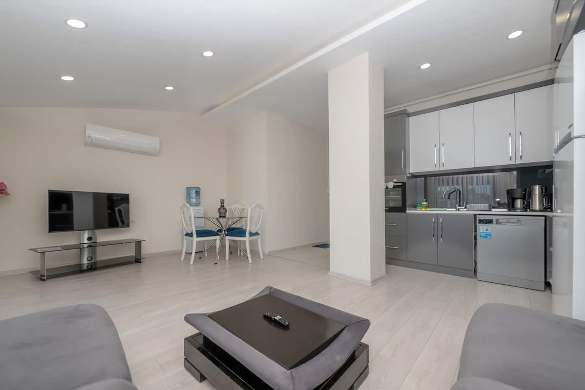 Lägenhet Deluxe - 2 sovrum - terrass | Skrivbord, arbetsyta för laptop, mörkläggningsgardiner och ljudisolering