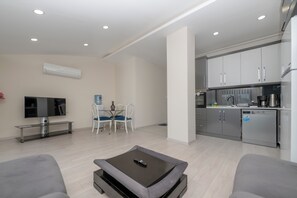 Lägenhet Deluxe - 2 sovrum - terrass | Skrivbord, arbetsyta för laptop, mörkläggningsgardiner och ljudisolering