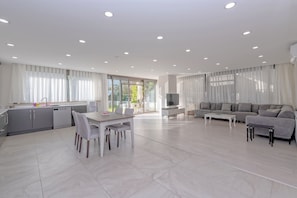 43-inch TV with satellite channels - Gurcuoglu Homes (Antalya)