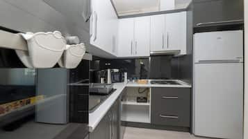 Deluxe-Apartment, 2 Schlafzimmer, Terrasse | Eigene Küche | Wasserkocher mit Kaffee-/Teezubehör, Kühlschrank, Mikrowelle, Ofen