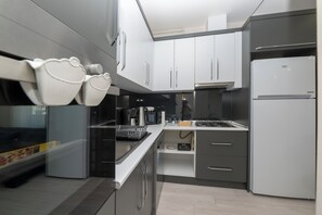 Deluxe Apartment, 2 Bedrooms, Terrace | Private kitchen | Fridge, microwave, oven, stovetop