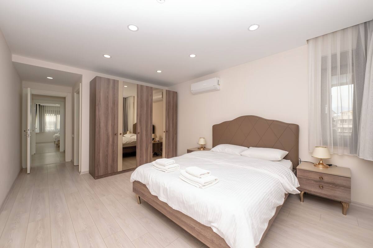 Comfort Apartment, 2 Bedrooms, 2 Bathrooms | Desk, laptop workspace, blackout drapes, soundproofing